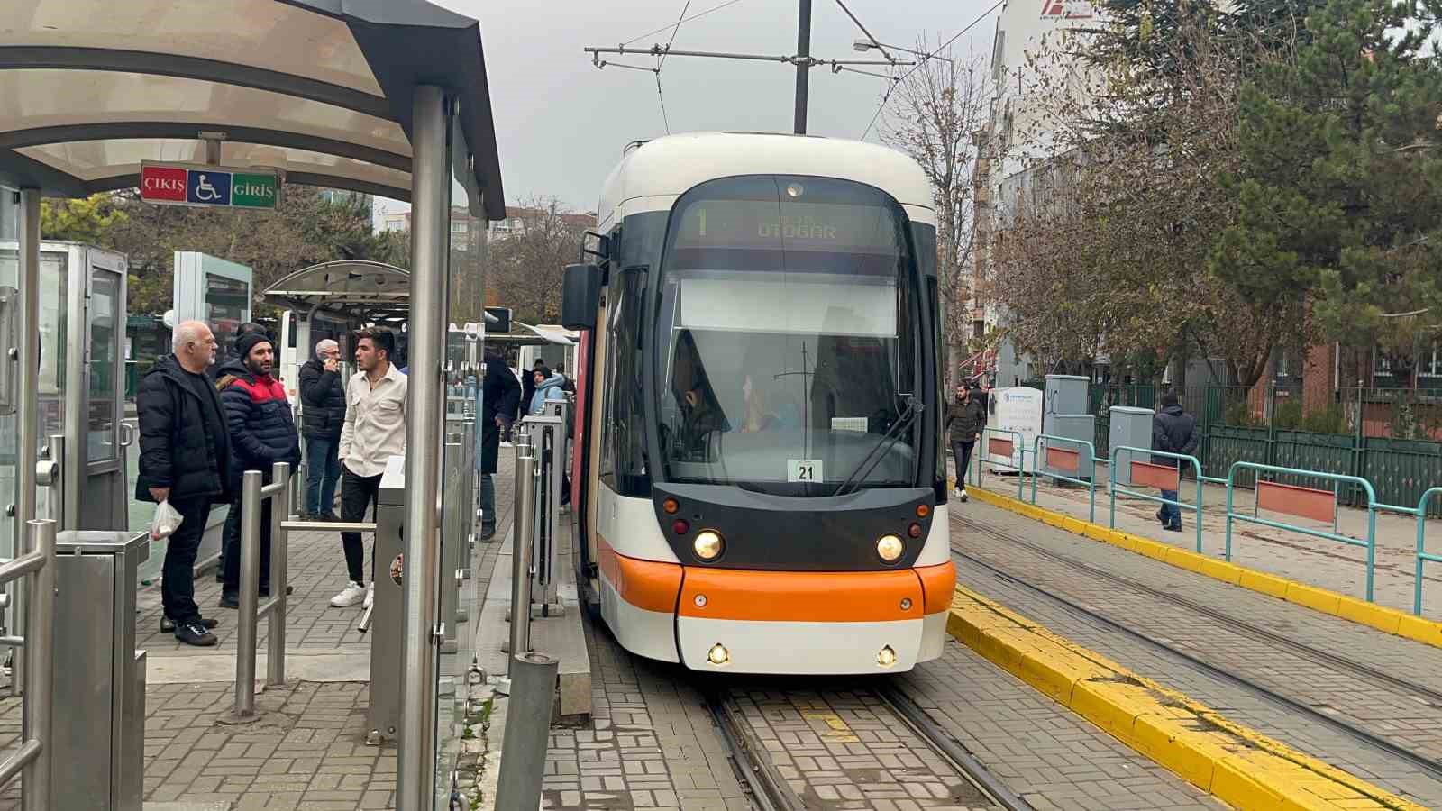 Eskişehir'de tramvayda çıkan kavgada yolcu darp edildi