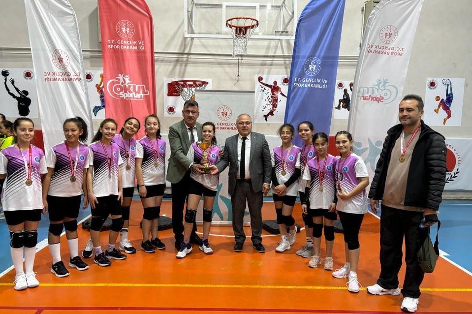 Afyonkarahisar'da Küçük Kızlar Voleybol Şampiyonu Belli Oldu!