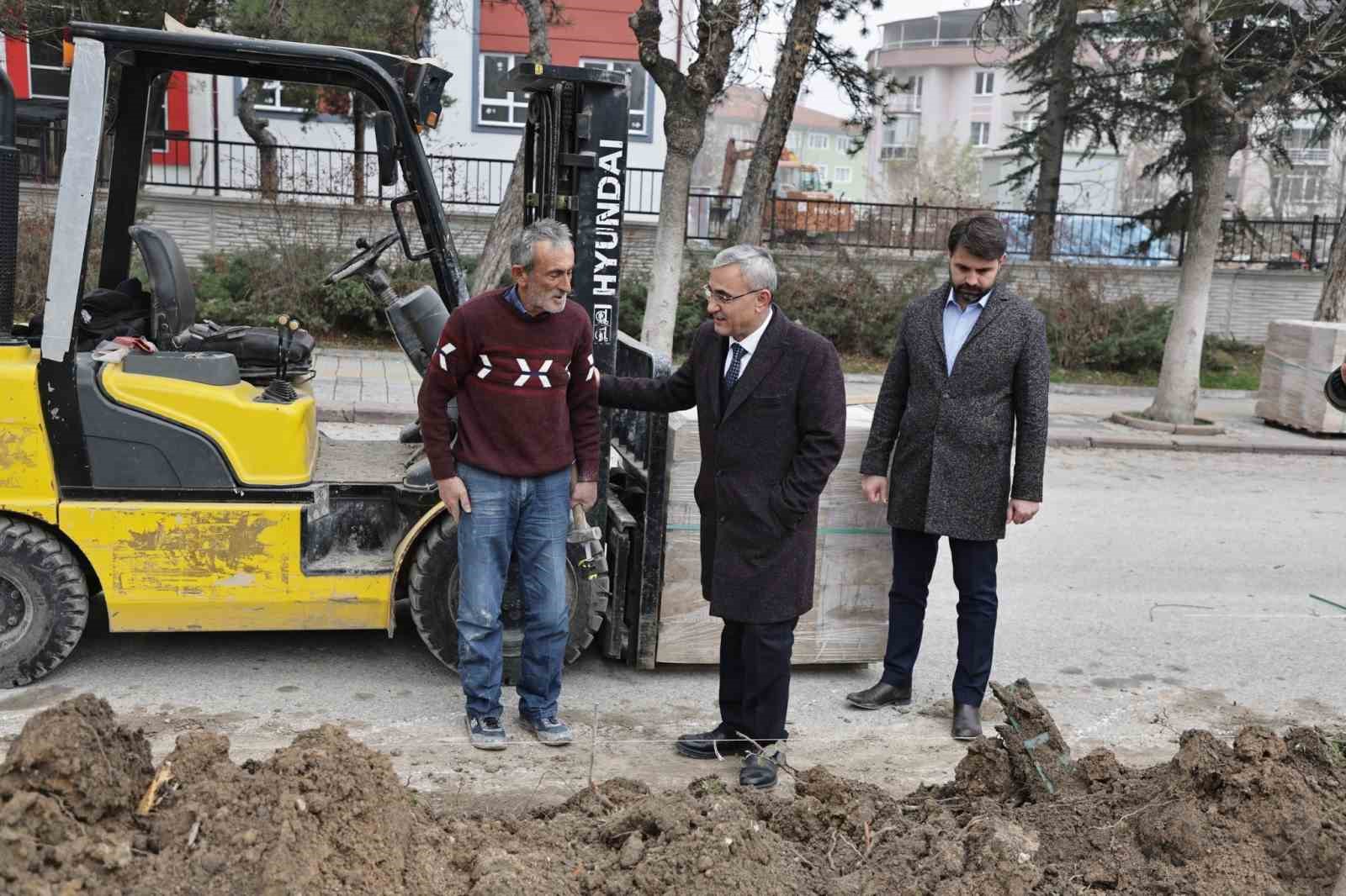 Kütahya Belediye Başkanı, Abdurrahman Karaa Bulvarı'ndaki düzenlemeyi inceledi.