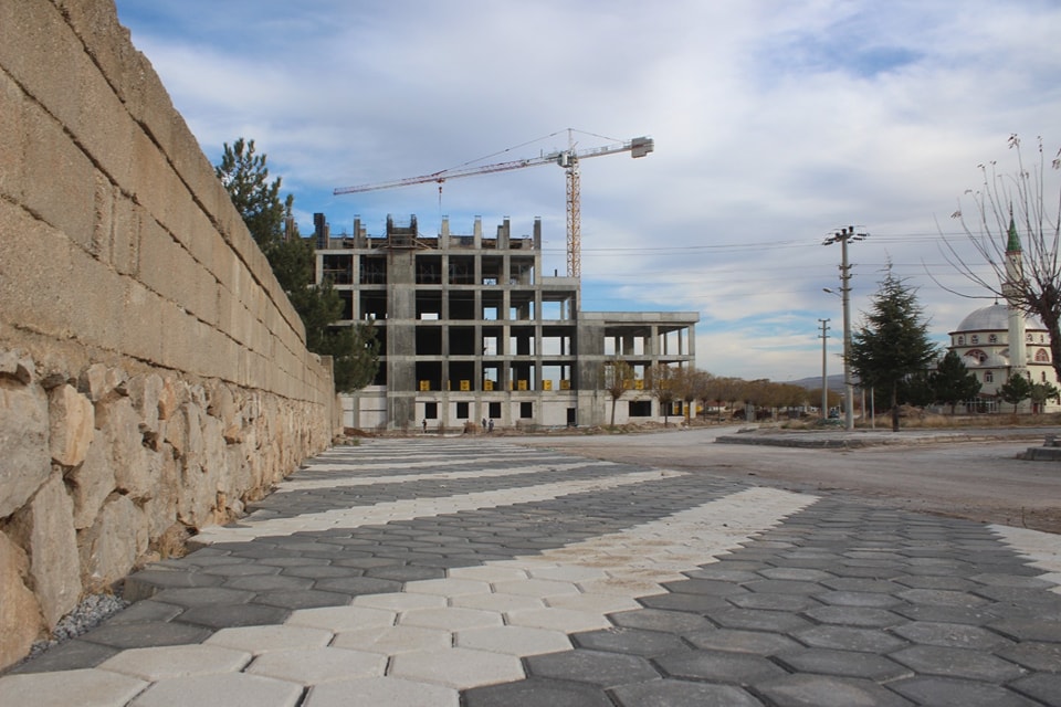 Emirdağ Belediyesi, Yeni Hastane bölgesinde altıgen kaldırım taşlarını döşüyor.