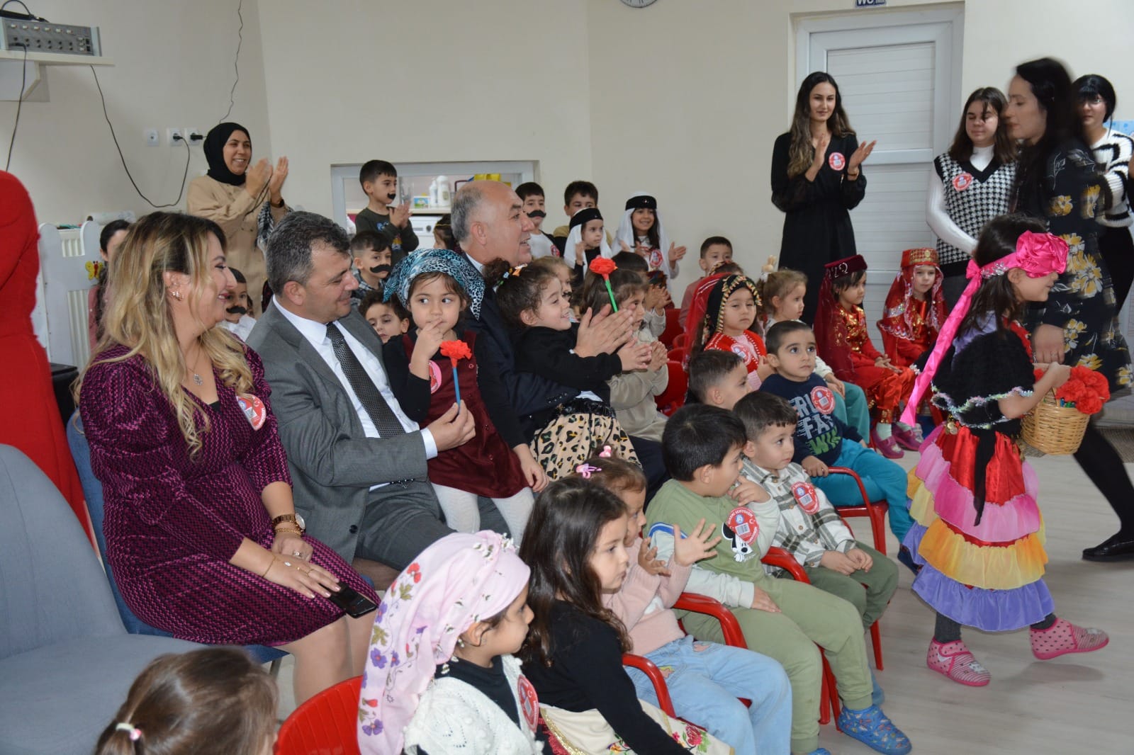 Belediye Başkanı Serkan Koyuncu Miniklerin Yerli Malı Haftası'ndaki Gösterilerini İzledi