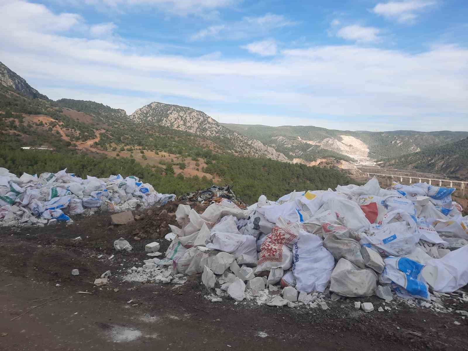 Bilecik'teki çöplük yoluna dökülen molozlara tepki