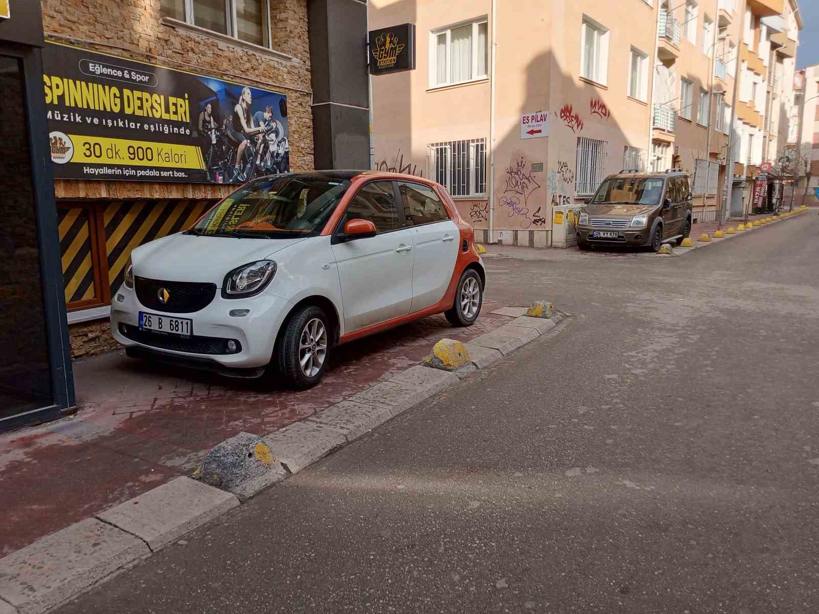 Engelli Rampasının Önüne Park Eden Araçlar Trafiği Engelliyor