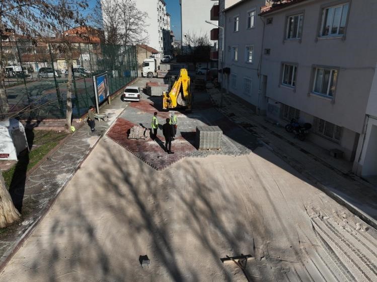 Bilecik Belediyesi, İsmetpaşa Mahallesi'nde yol düzenlemesi yapıyor.