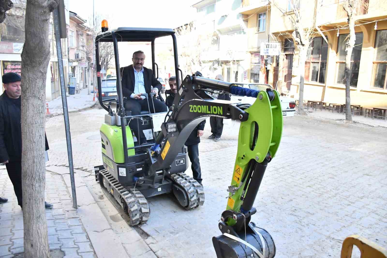 Emet ilçesine hibe edilen iş makineleri, üst yapı çalışmalarını hızlandıracak!