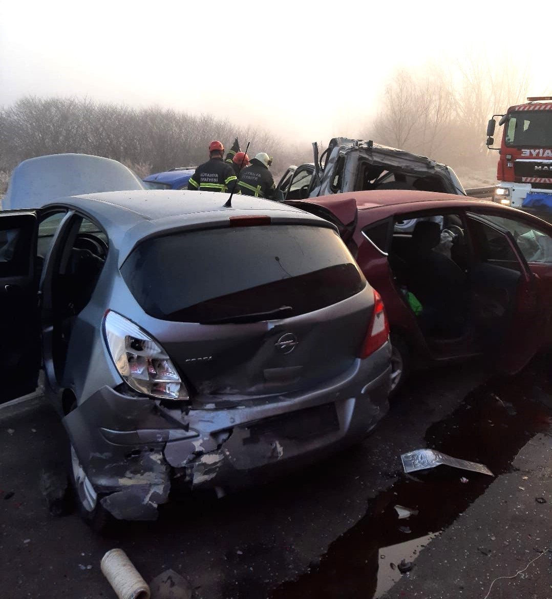 Kütahya'da Zincirleme Trafik Kazası: 6 Araç Karıştı, 2 Yaralı.