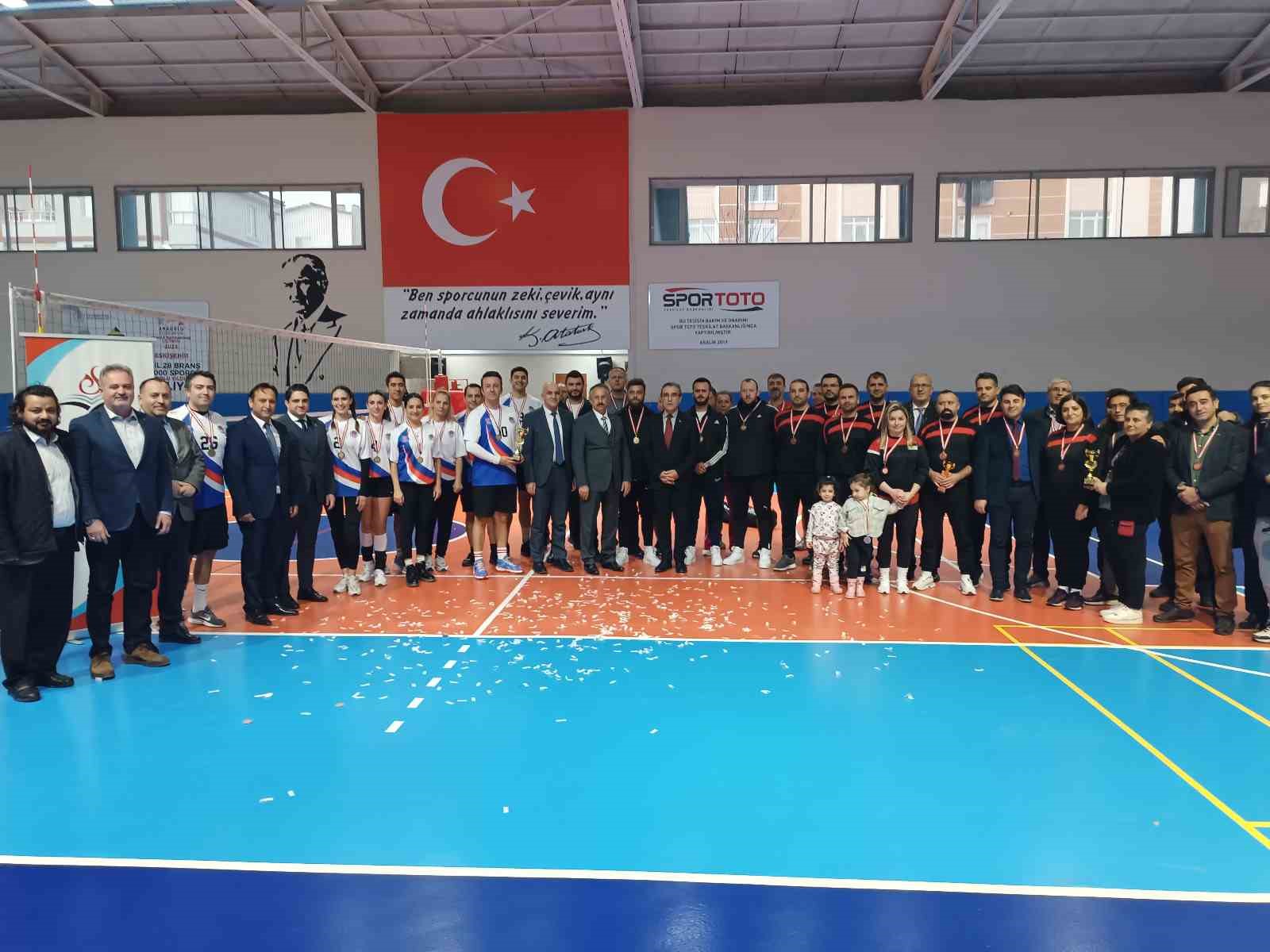 Tepebaşı ilçesinde öğretmenler arası voleybol turnuvası düzenlendi.