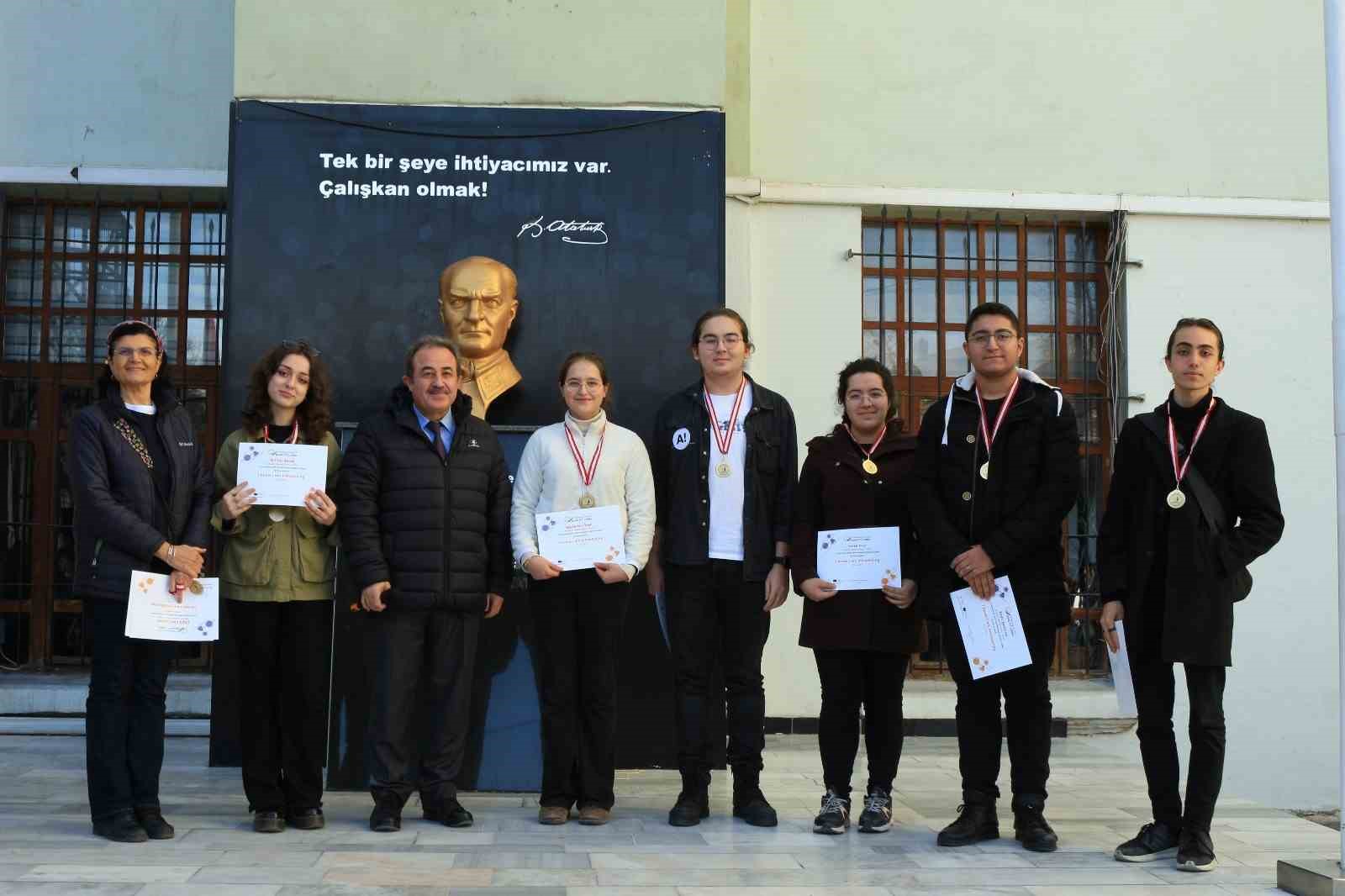 Eskişehir Atatürk Lisesi, eTwinning projesiyle üst üste 3. kez ulusal kalite etiketi ödülünü kazandı.