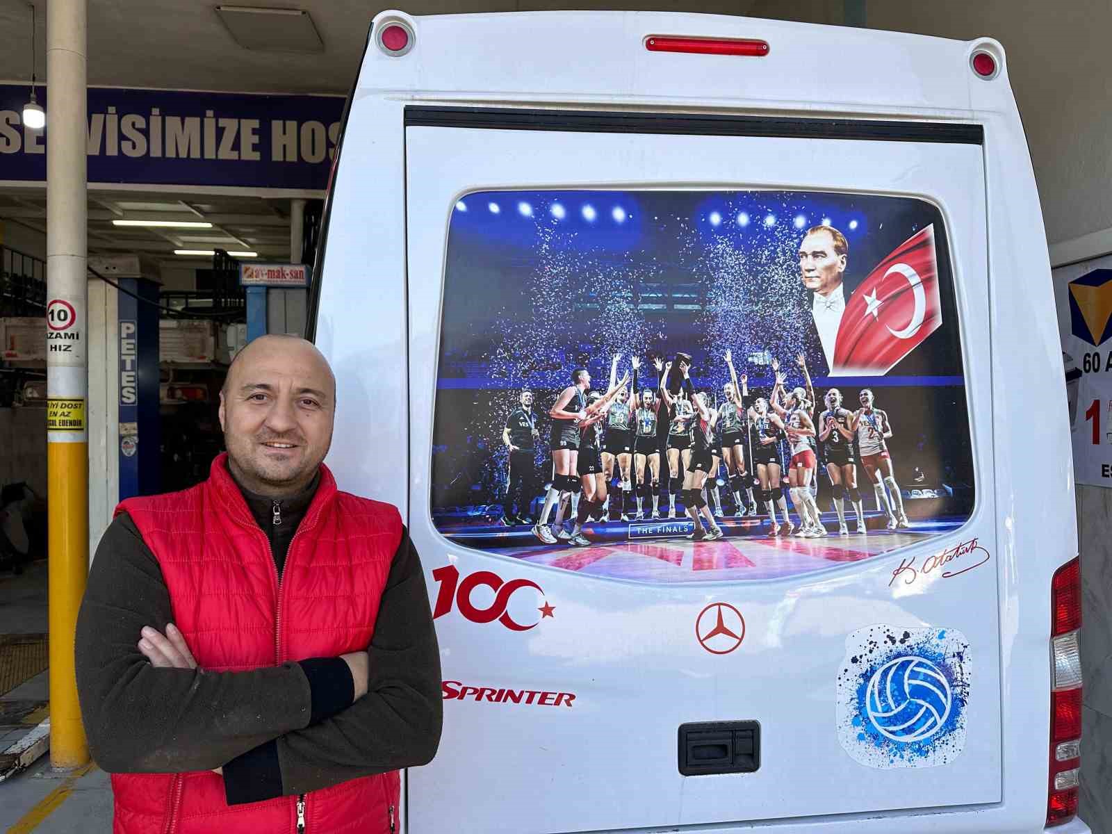 Eski voleybolcu aracına şampiyonluk posteri astı.