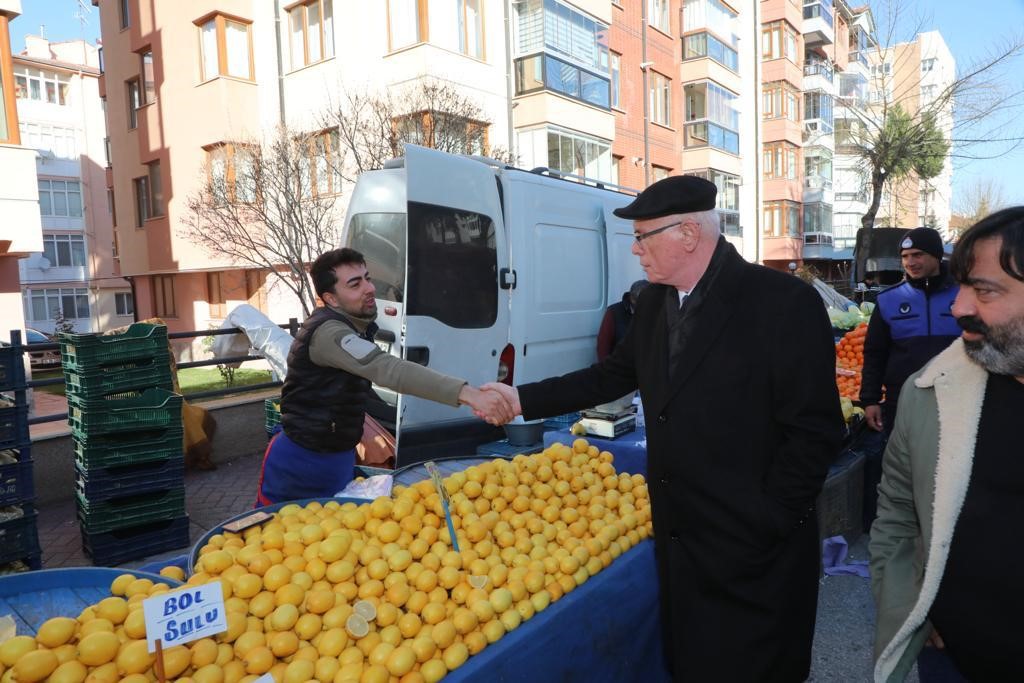 Odunpazarı Belediye Başkanı Kazım Kurt, mahalle pazarlarını ziyaret etti.  (8 kelimeden oluşan, Çarpıcı ve kısa haber başlığı)