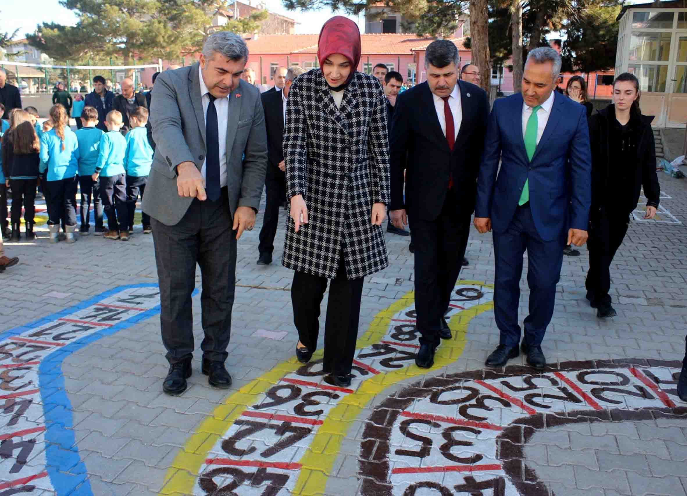 Afyonkarahisar'da Vali'nin Öncülüğünde Okul Bahçeleri Renklendirildi