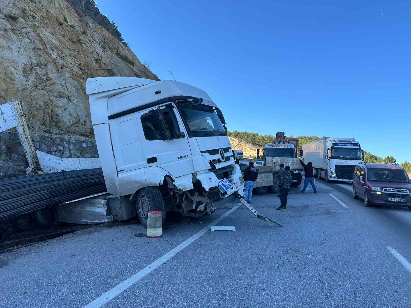 Tır refüje kayarak durabildi, trafik durdu.