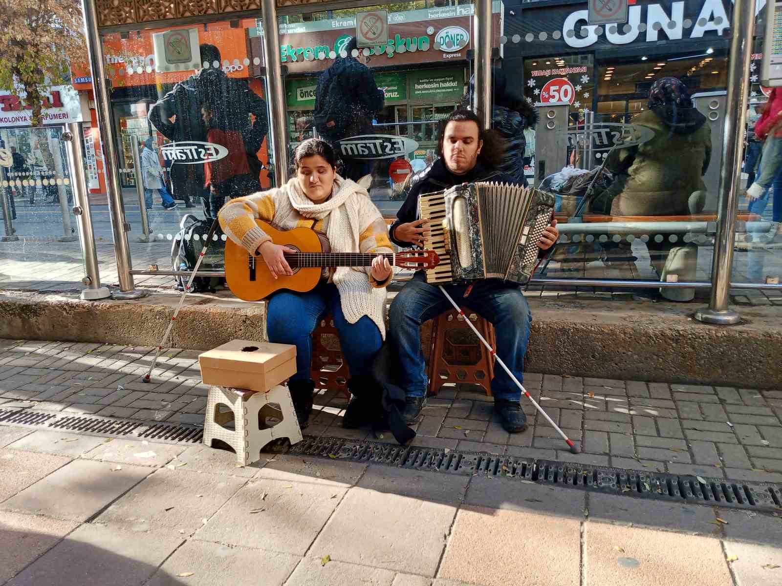 Eskişehir'de Sokak Müzisyenlerinin İnanılmaz Çalışması