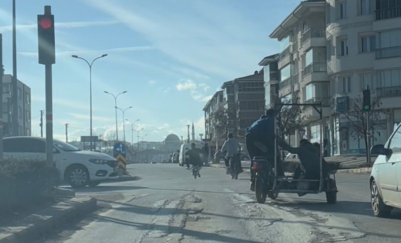 Eskişehir'de tehlikeli motosikletli grup trafiğe korku saldı