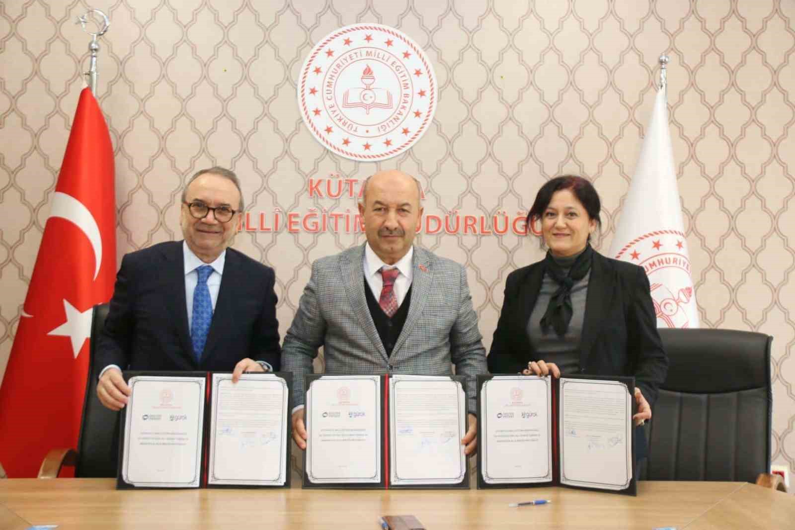 Kütahya'da Milli Eğitim Müdürlüğü, patent ve turizm şirketiyle iş birliği protokolü imzaladı.