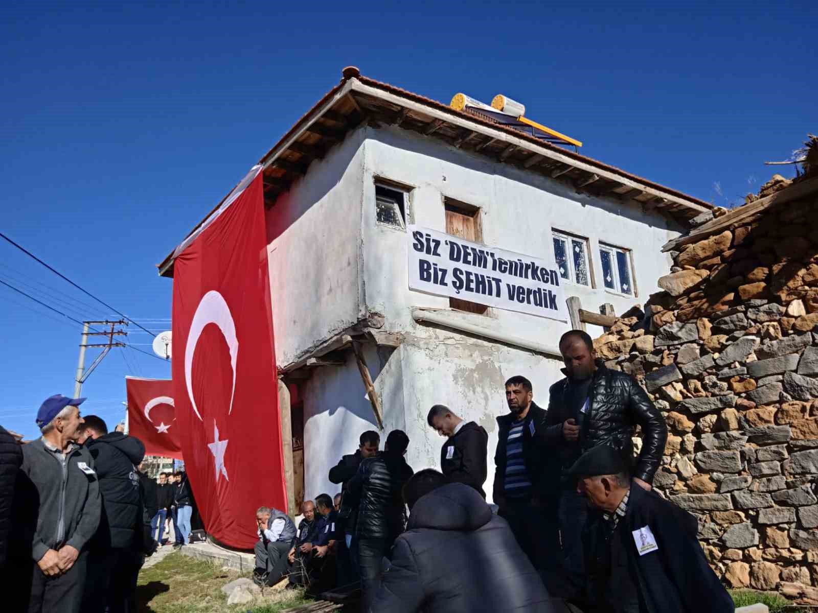 Köy halkı teröre karşı mesaj verdi. (8 kelime)