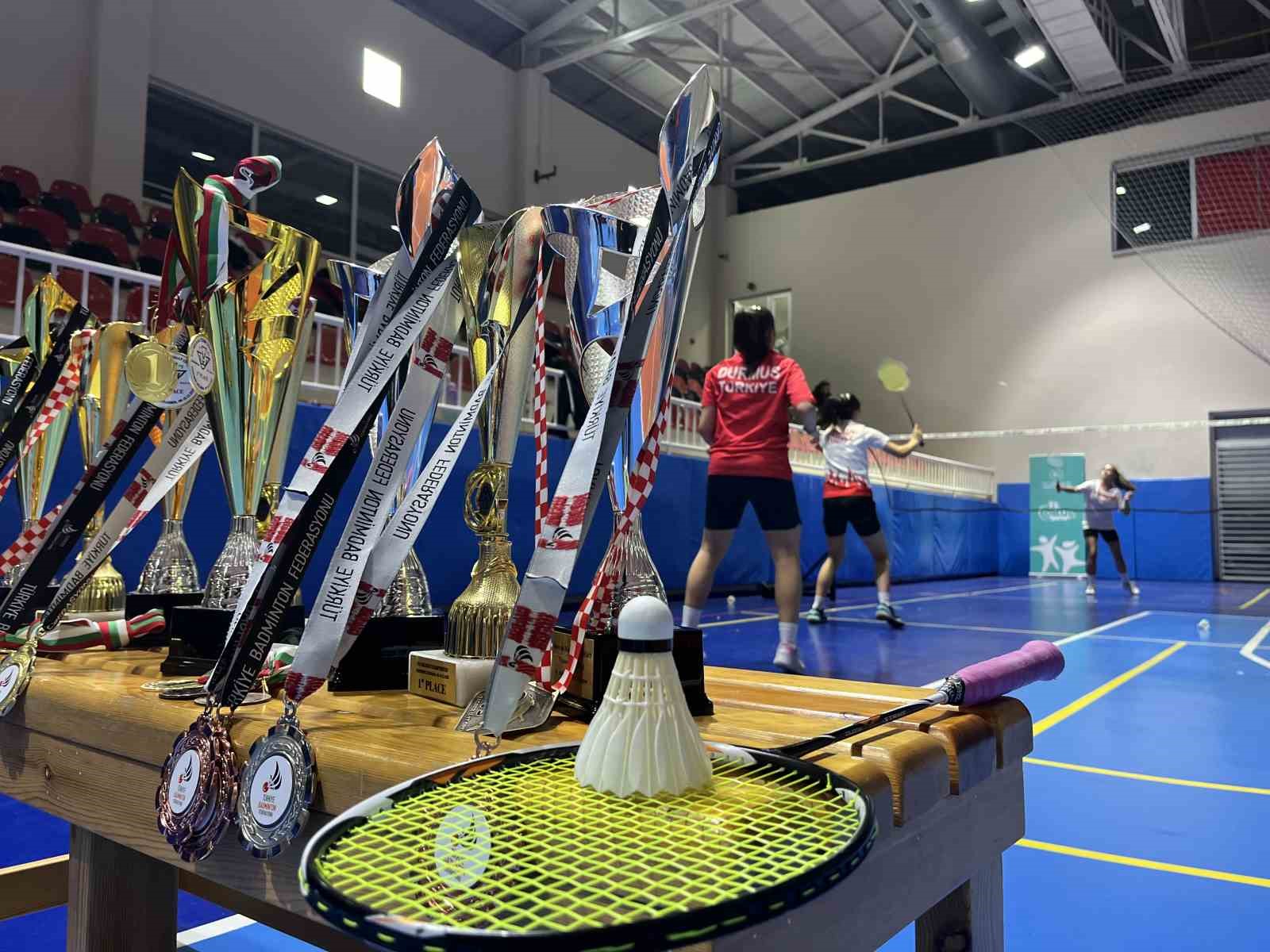 Eskişehirli 15 yaş altı badminton takımı, sponsor arıyor.