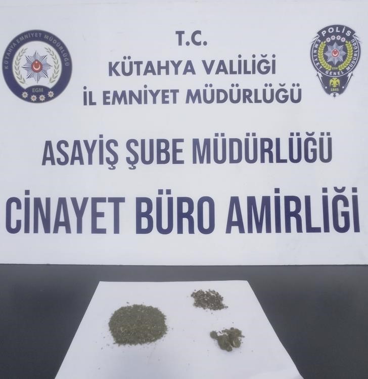 Araç Sürücüsünden Esrar Yakalandı: Kütahya Cinayet Büro Amirliği olay yerinde 13.34 gram esrar ele geçirdi.