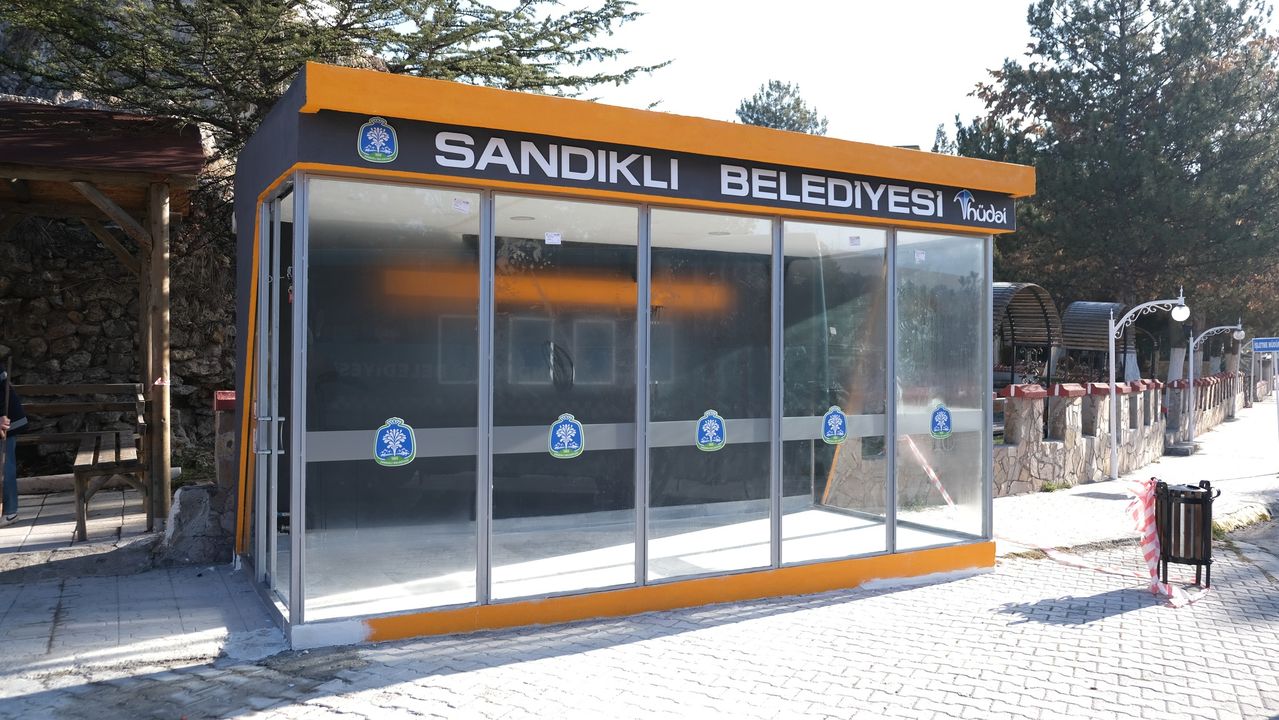 Sandıklı'ya konforlu ve ısıtmalı duraklar hizmete girdi