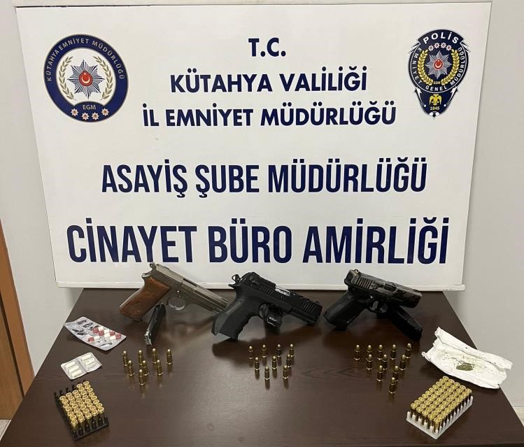 Kütahya'da Polis Uygulamasında 3 Tabanca ve Uyuşturucu Ele Geçirildi