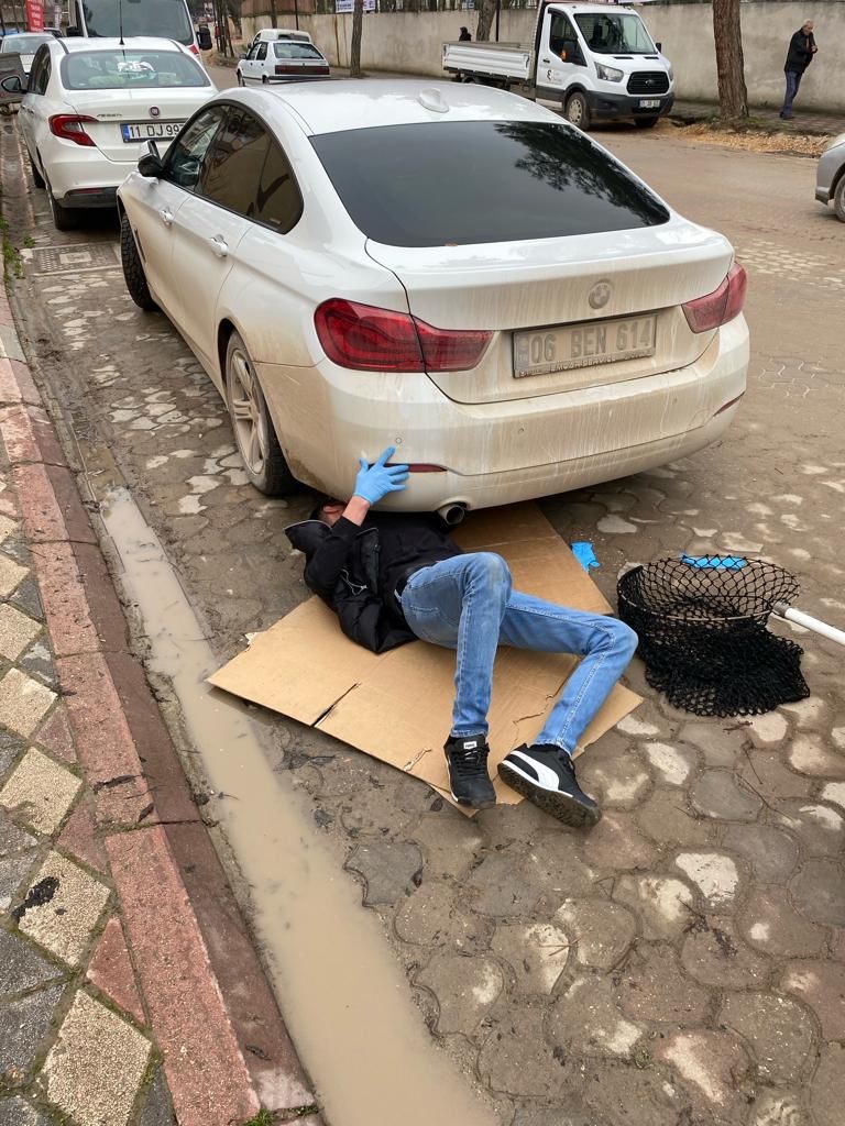 Bilecik'te otomobilin altına sıkışan kedi kurtarıldı.