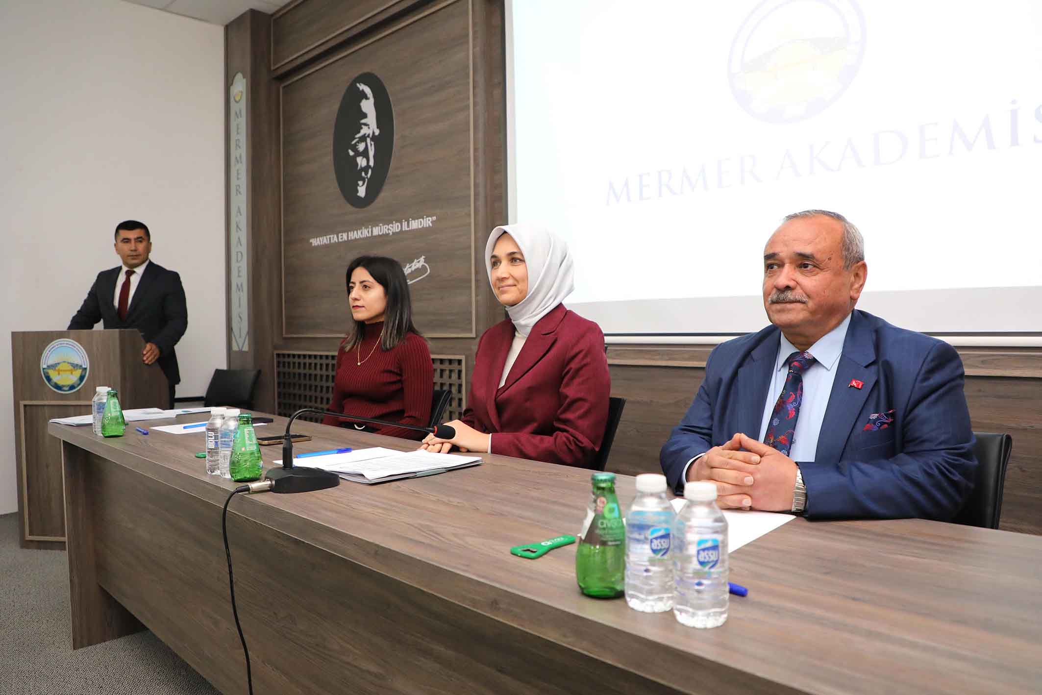 Vali Kübra Güran Yiğitbaşı, İscehisar Mermer İhtisas OSB'deki toplantıya başkanlık etti. (8 kelime)