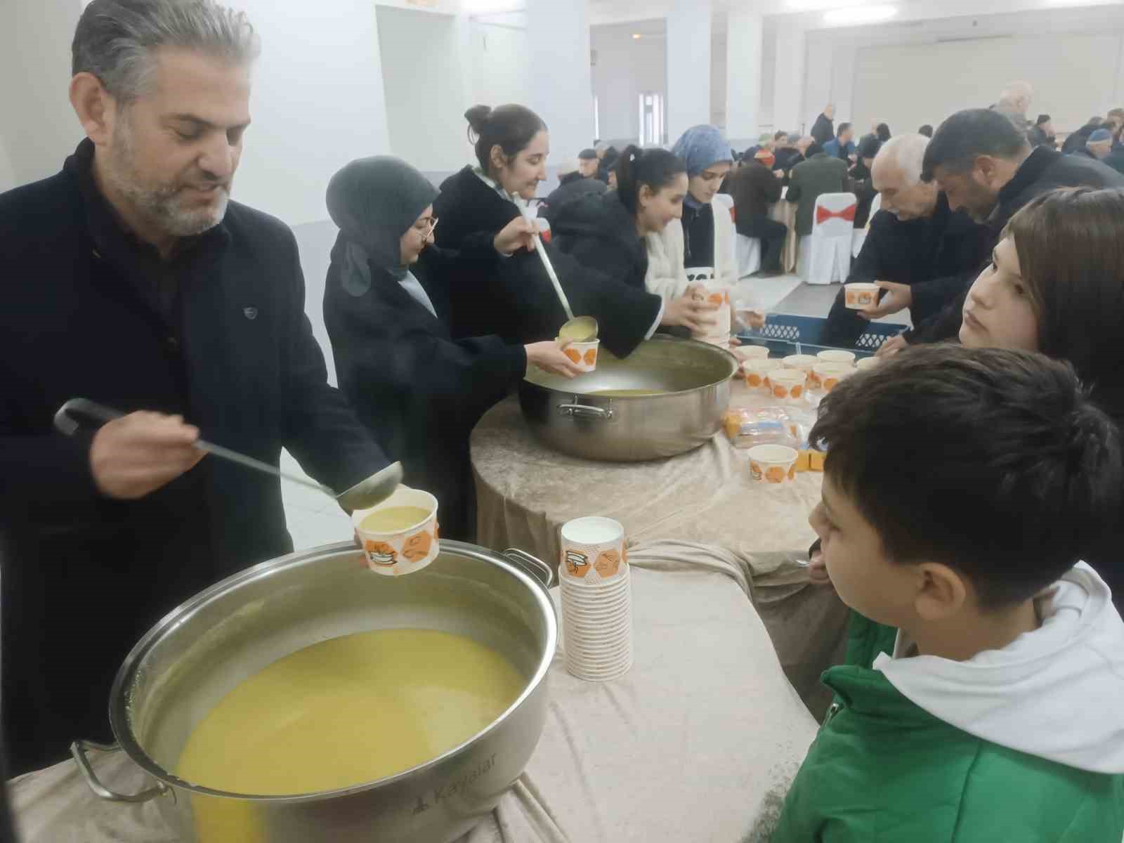 Gölpazarı Belediye Başkanı cemaate çorba ikram etti