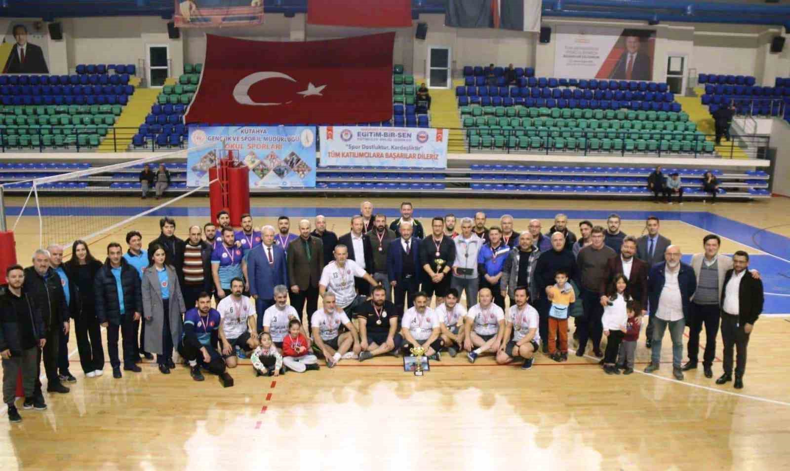 Kütahya'da Şehitler Ortaokulu Voleybol Turnuvası Şampiyonu