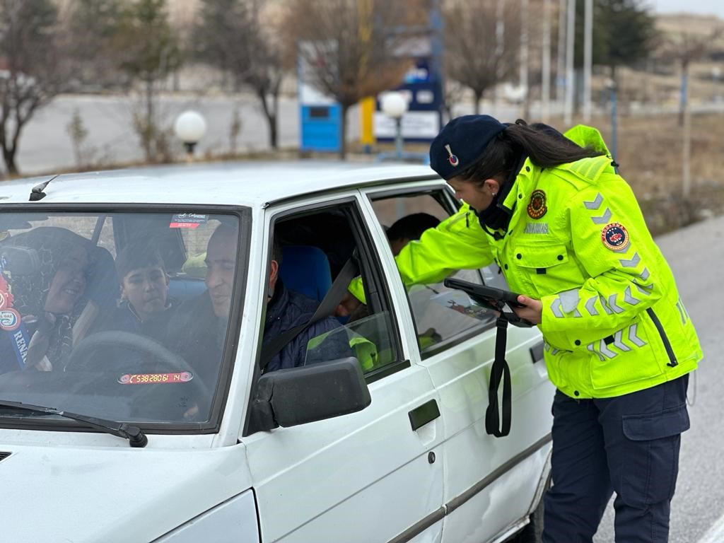 Afyonkarahisar'da jandarma, dron destekli trafik denetimi yaptı