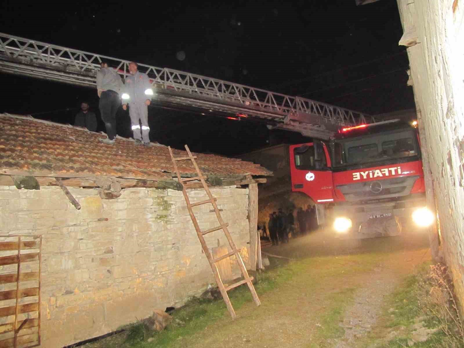 Kütahya'da çıkan yangın bir kişiyi yaraladı.