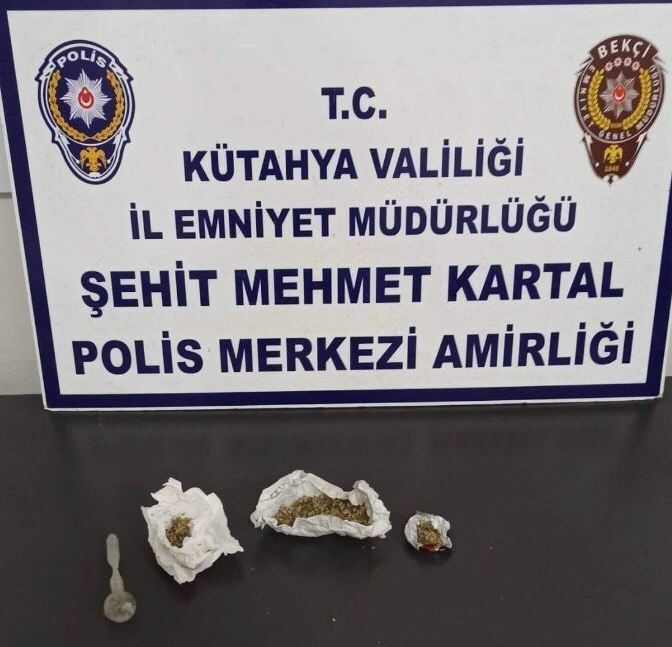 Kütahya'da 2 Kişiye Bonzai Baskını: 12.90 Gram Ele Geçirildi