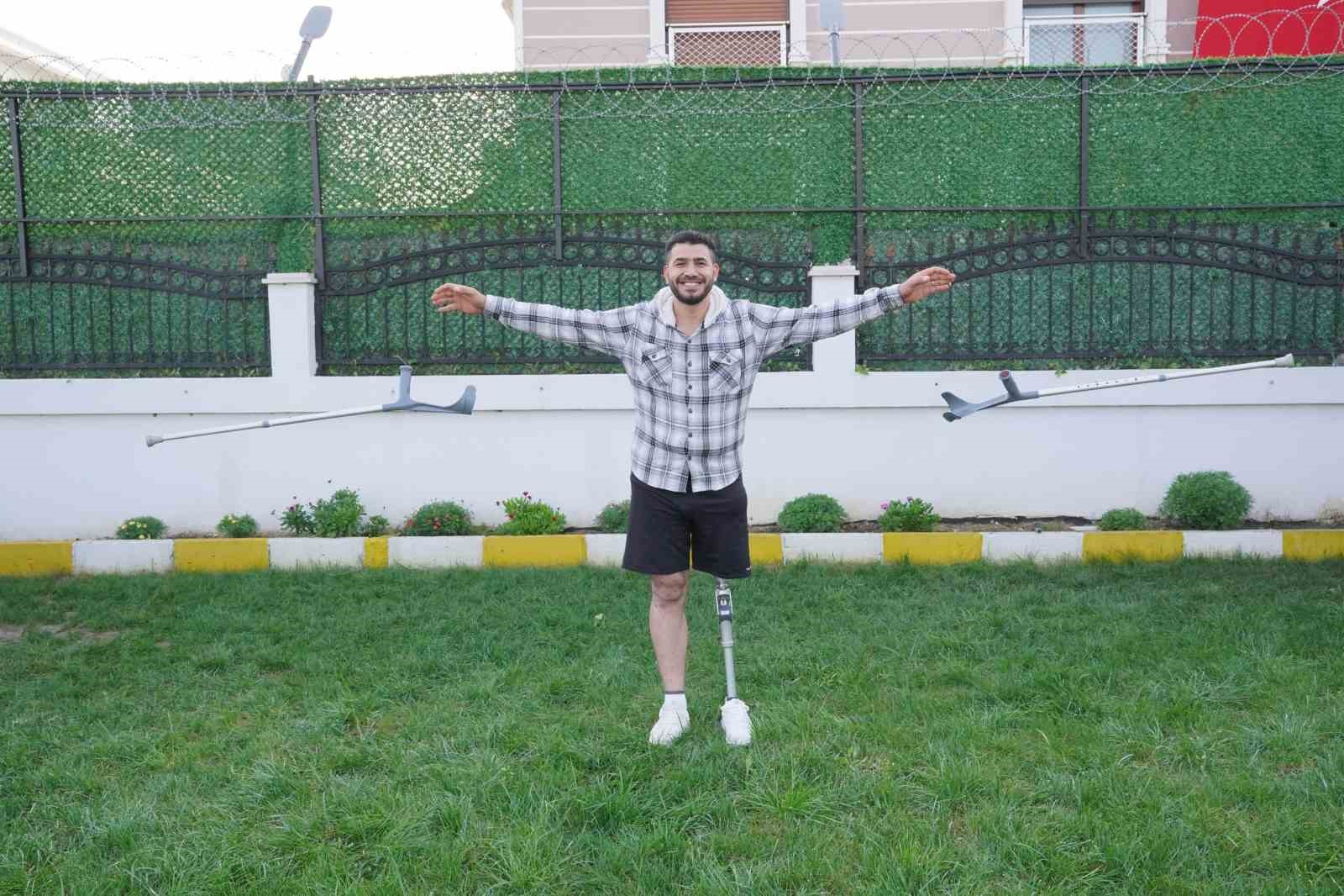Suriyeli ampute Samer Kayal, protez bacağa kavuşmanın mutluluğunu yaşıyor.