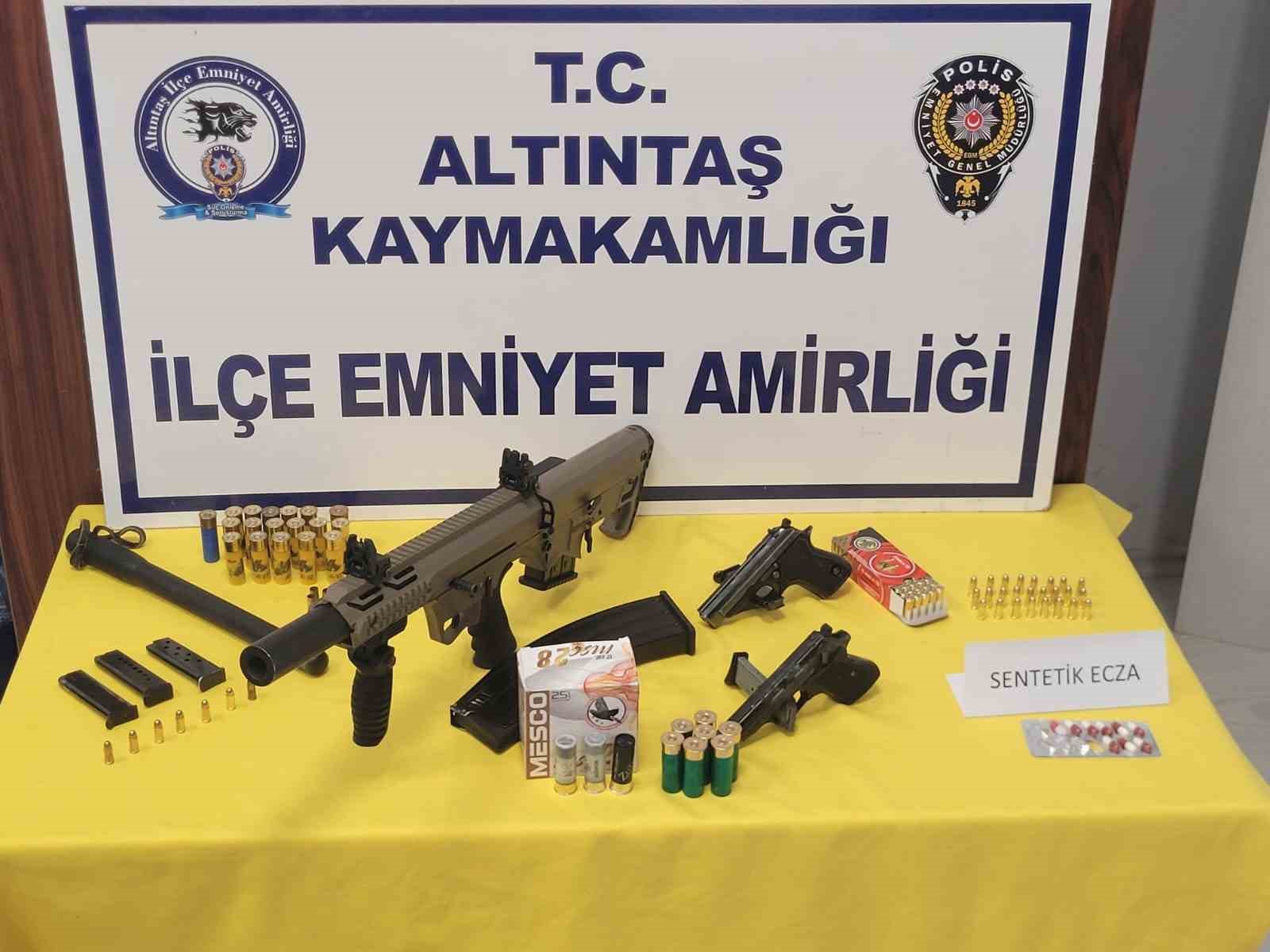 Kütahya'da polis operasyonunda silahlar ele geçirildi