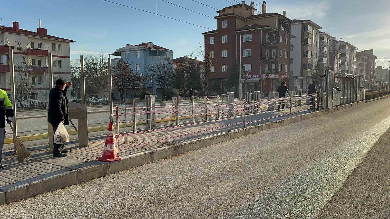 Eskişehir'de sürücü tramvay durağına çarptı! #Kaza #Eskişehir #TramvayDurağı