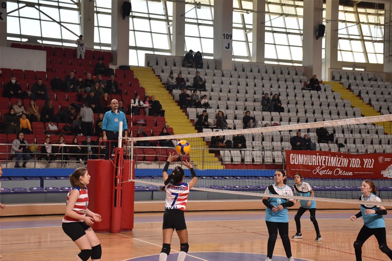 Afyonkarahisar'da Voleybol Midi Kızlar Müsabakaları Başladı