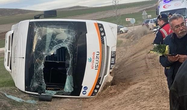 Kamyonun çarptığı otobüs yol dışına çıktı.