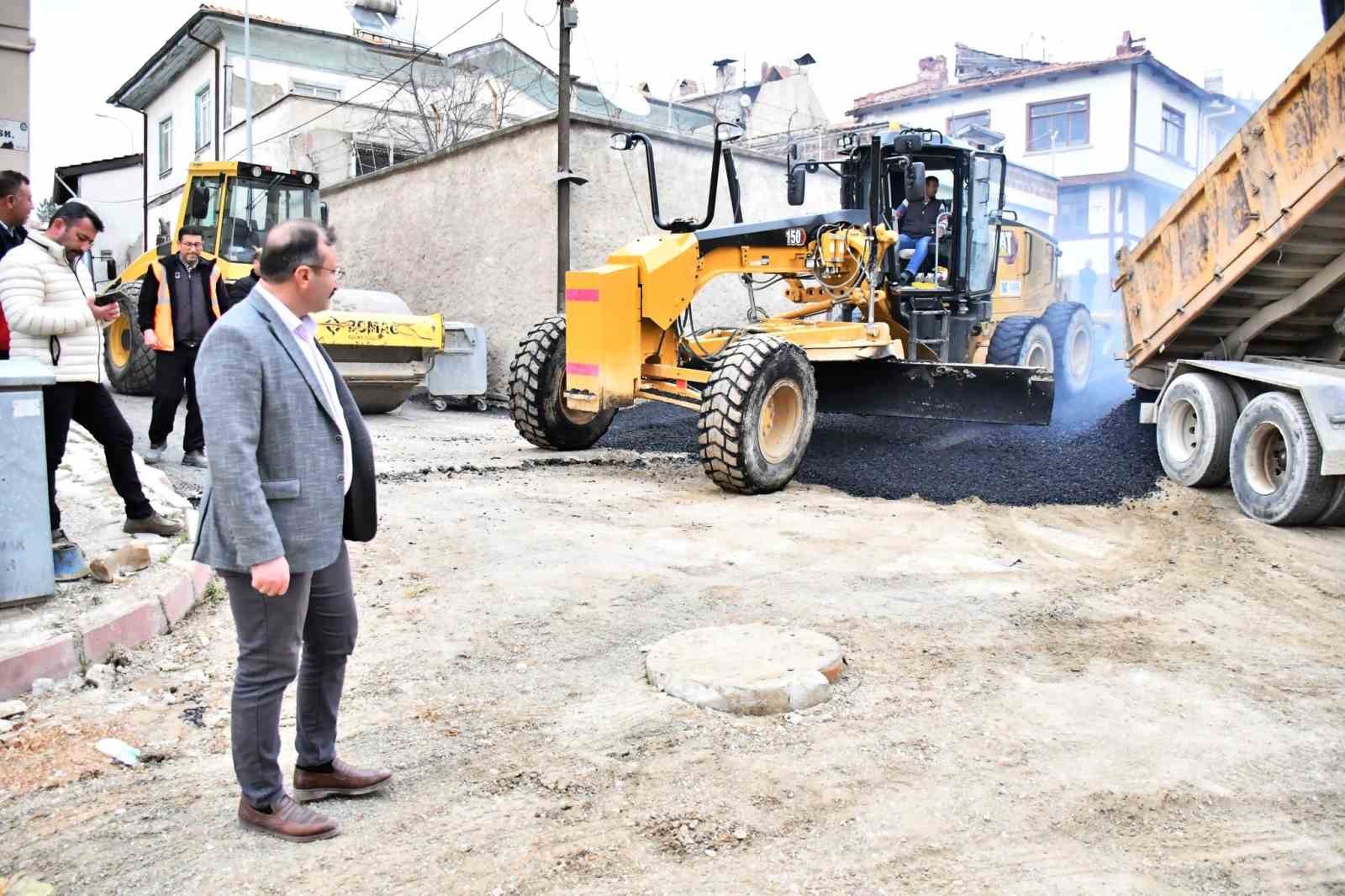 Emet Belediyesi 2023 yılında alt yapı çalışmalarında önemli adımlar attı, cadde ve sokaklara 100 bin metrekare asfalt döşendi ve parke taşı tamir edildi.