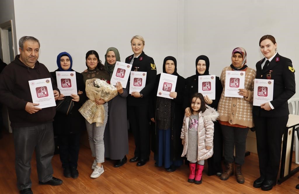 Isparta'da Jandarma, Görme Engelli Kadınlara Braille İle KADES Uygulamasını Anlatıyor.