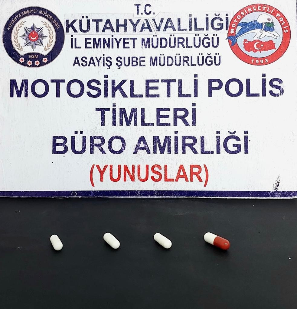 Kütahya'da polis, motosikletli ekip tarafından durdurulan araçta sentetik ecstasy ele geçirildi.