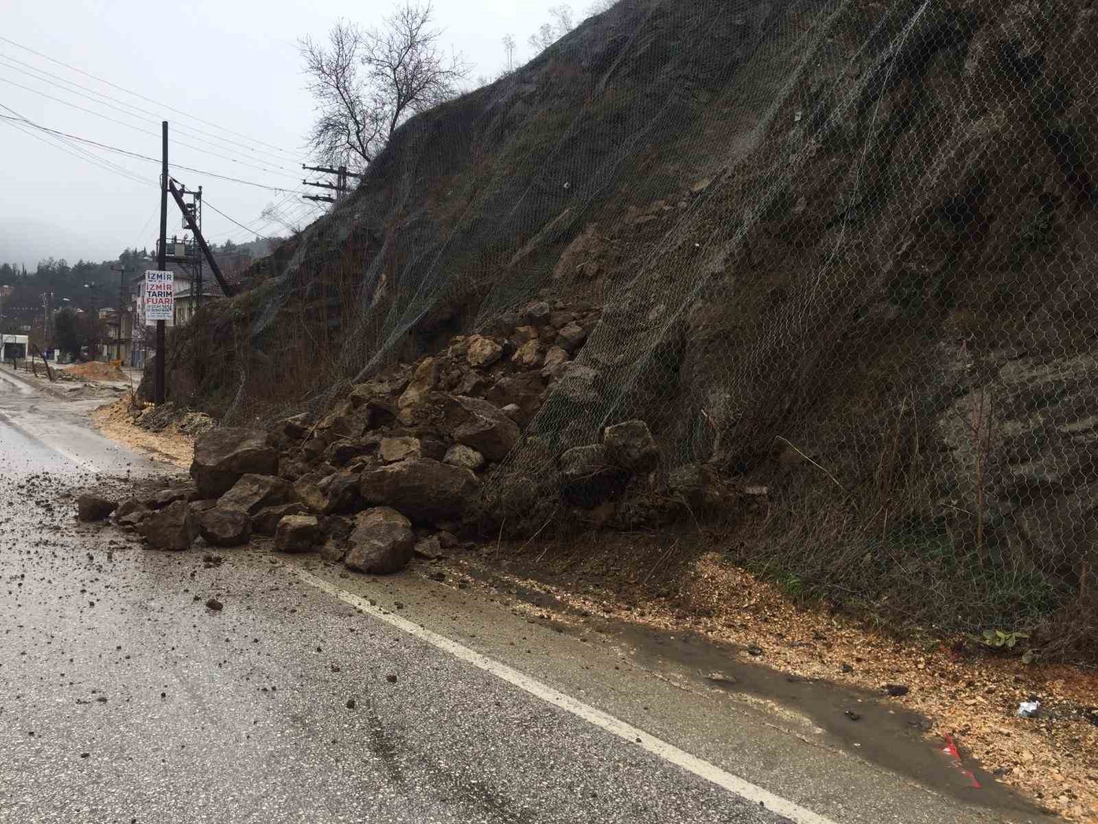 Bilecik'te toprak kayması trafikte aksaklığa neden oldu.