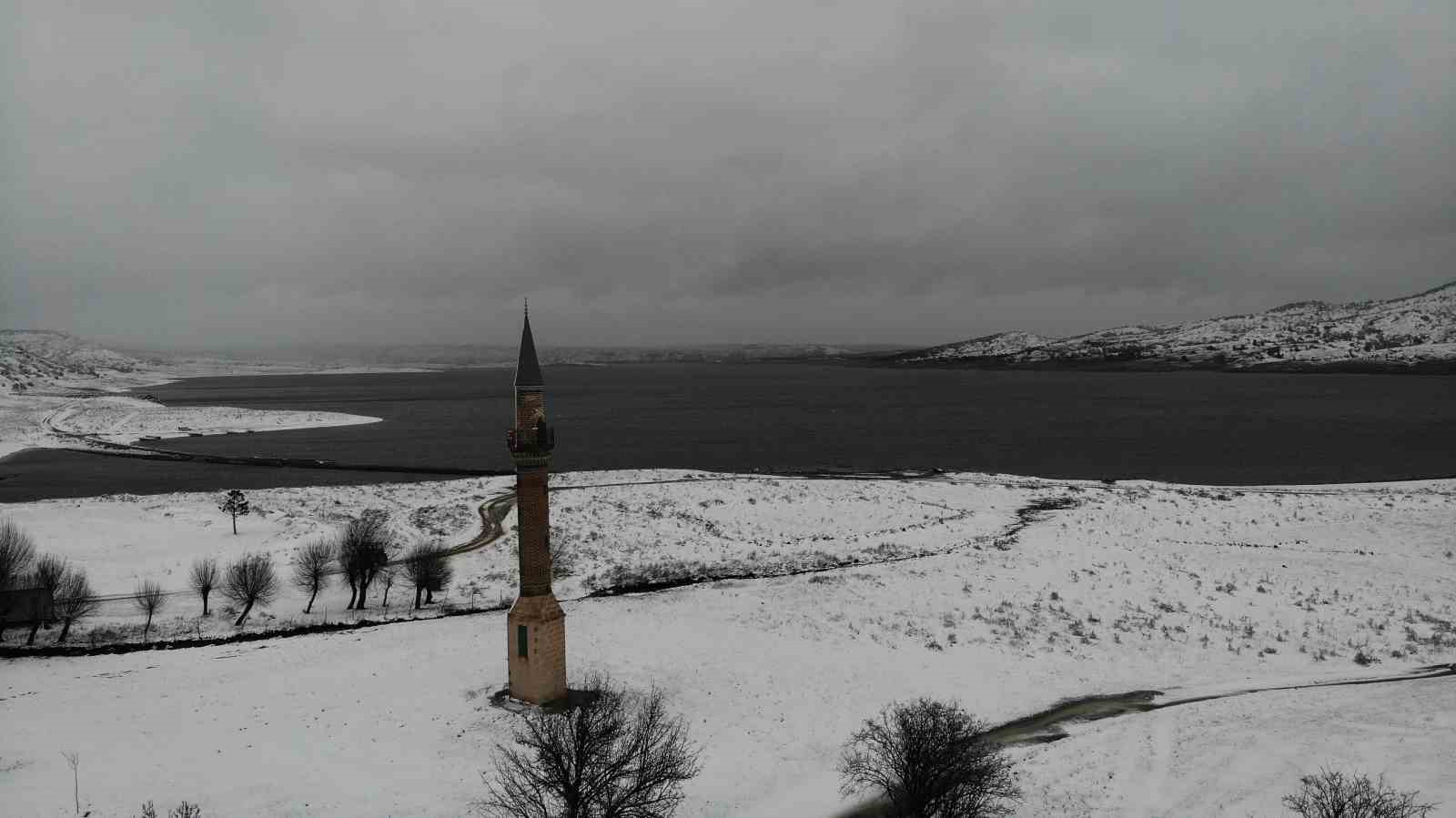 Yoğun kar yağışı Porsuk Barajı'ndaki su seviyesini yükseltti.