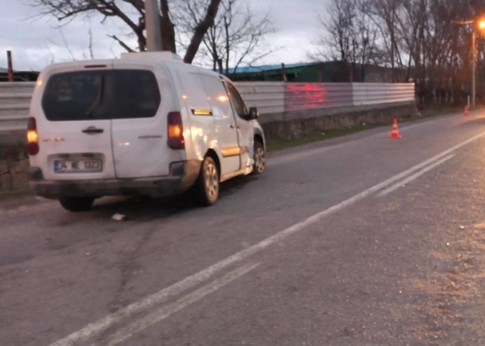 Afyonkarahisar'da hafif ticari araçla otomobil çarpıştı.