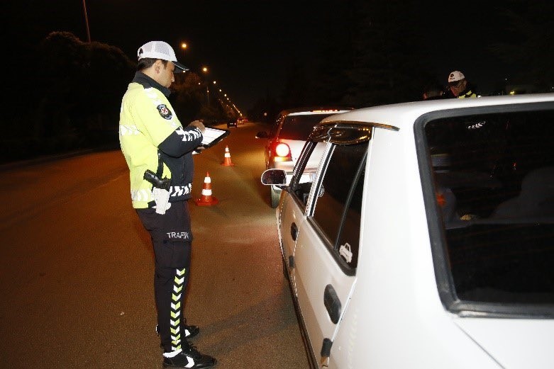 Eskişehir'de trafik denetimlerinde 92 bin araç kontrol edildi, 53 milyon TL ceza kesildi.