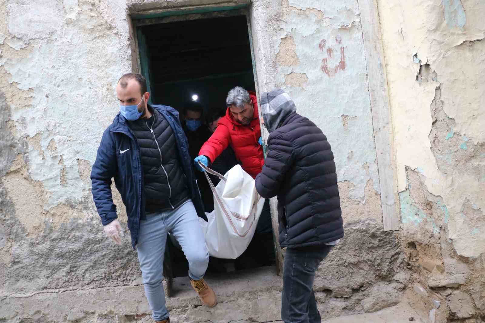 Afyonkarahisar'da terk edilmiş evde evsiz iki kişiden biri ölü, diğeri hastanede