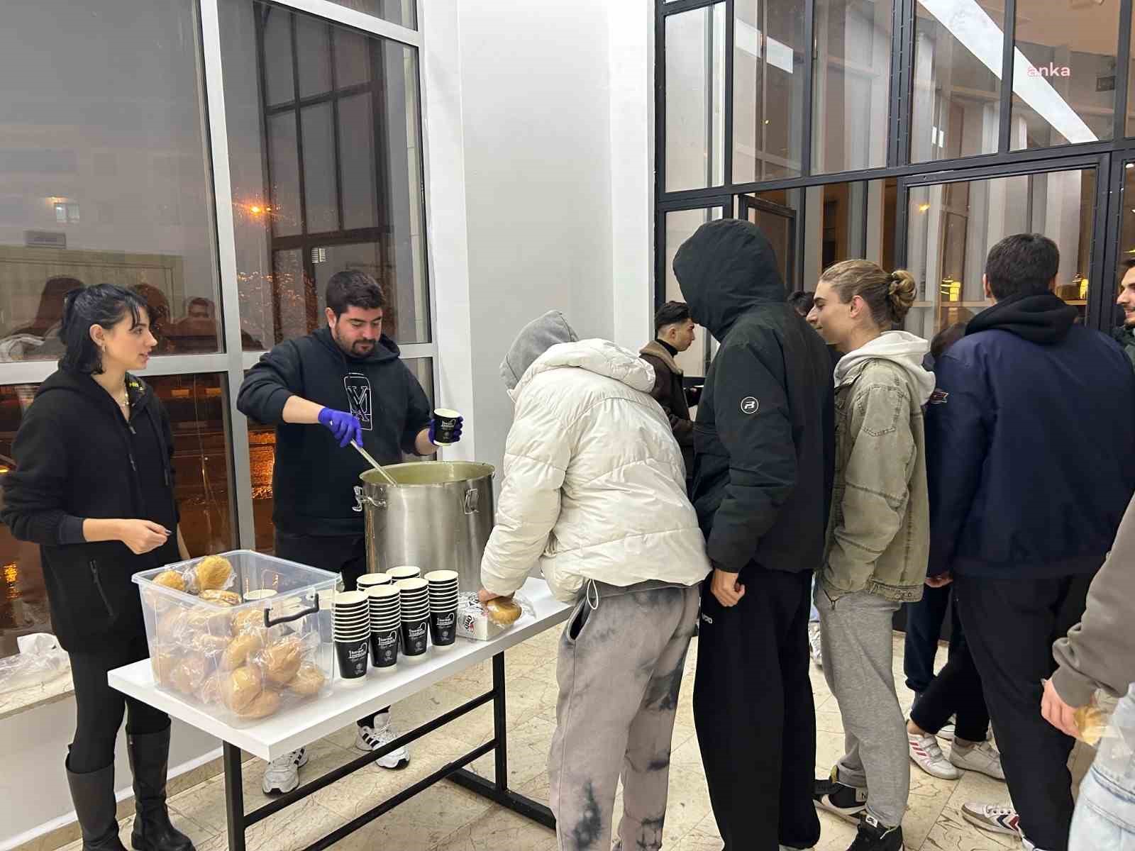 Bilecik Belediyesi, Öğrencilere Kitap Kafe'de Çorba İkram Ediyor