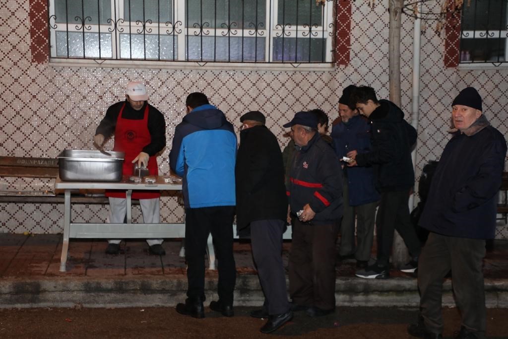 Odunpazarı Belediyesi, Regaip Kandili'nde Helva Dağıttı