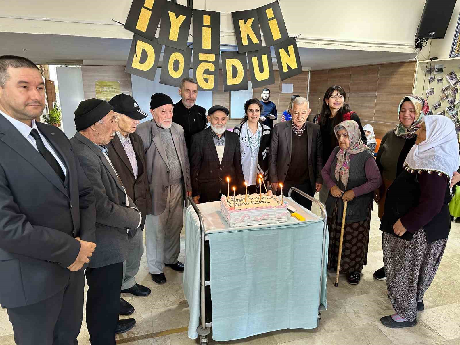 Huzurevi Sakinleri İçin Sürpriz Doğum Günü Partisi