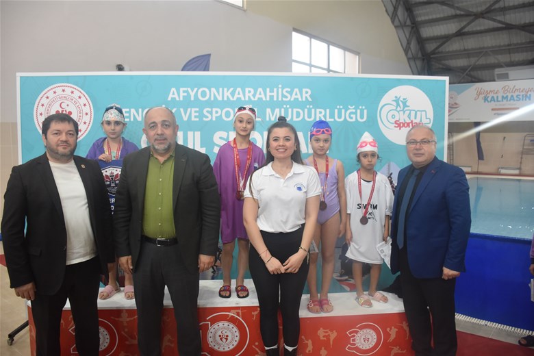 Afyonkarahisar'da Minikler ve Küçükler Yüzme Müsabakaları Yapıldı