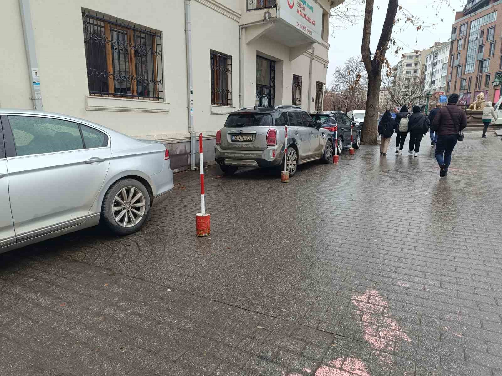 Eskişehir'de Yasak Alanda Park Yapan Sürücüler Vatandaşların Tepkisine Neden Oldu