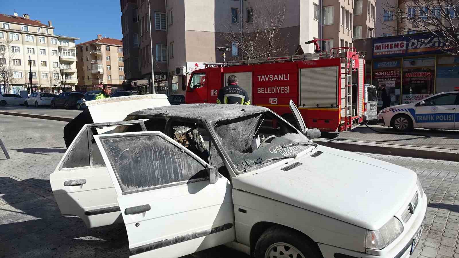 Tavşanlı'da hızlı müdahaleyle araç yangını söndürüldü.